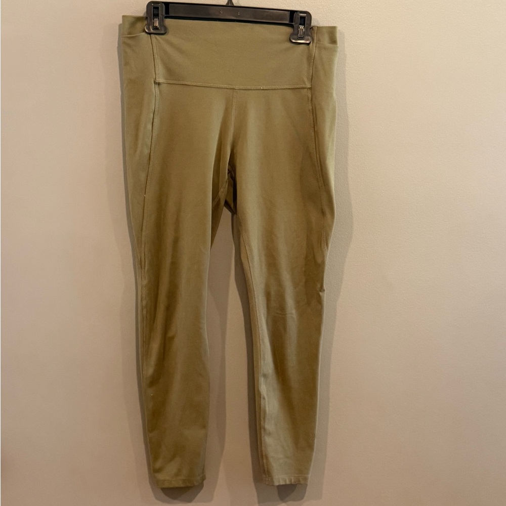 *GENTLY WORN* Women's Size L All in Motion Leggings